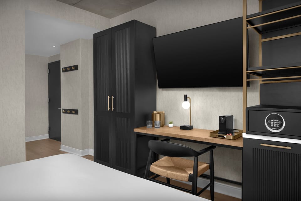 Deluxe Room, 1 King Bed, Roll-in Shower | Premium bedding, in-room safe, desk, laptop workspace