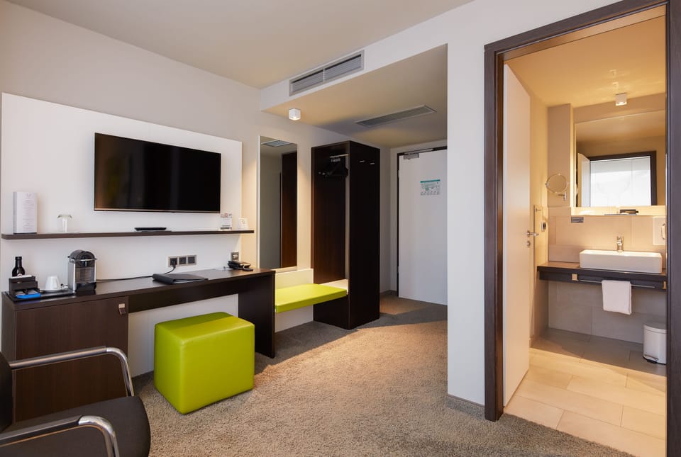 Room, 1 Large Twin Bed, Non Smoking | Premium bedding, minibar, in-room safe, desk