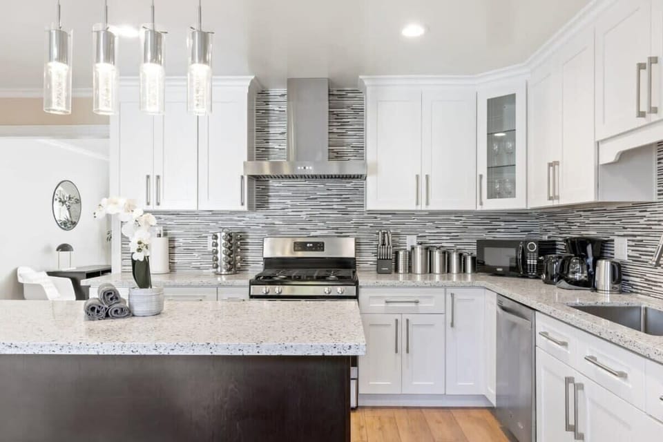 House (3 Bedrooms) | Private kitchen | Microwave, oven, coffee/tea maker, electric kettle