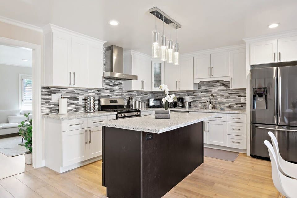 House (3 Bedrooms) | Private kitchen | Microwave, oven, coffee/tea maker, electric kettle
