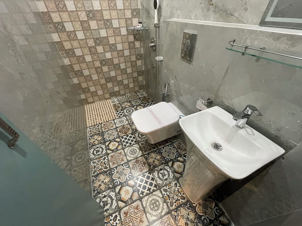 Deluxe Double Room | Bathroom | Free toiletries, towels, soap, shampoo