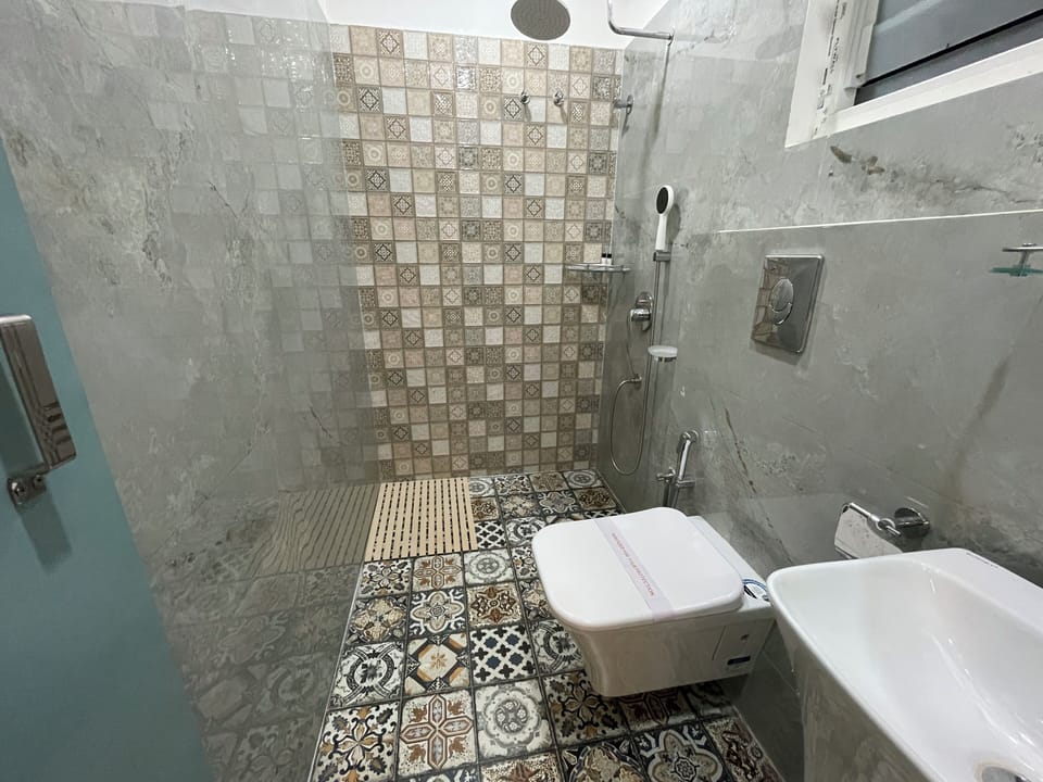 Deluxe Double Room | Bathroom | Free toiletries, towels, soap, shampoo