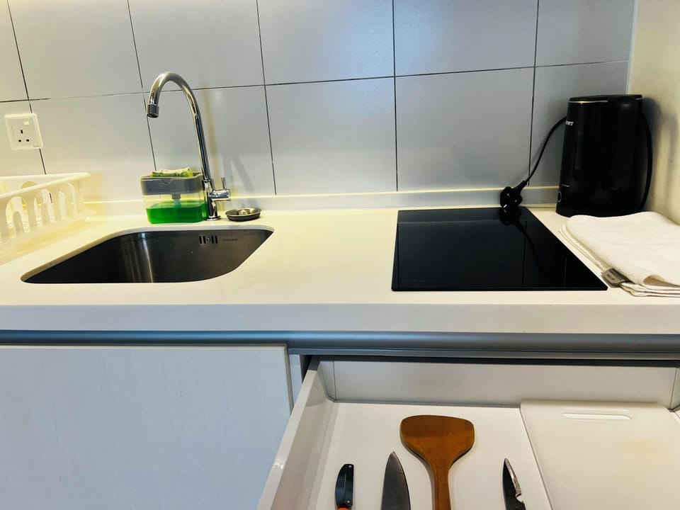 Deluxe Studio Suite | Private kitchen