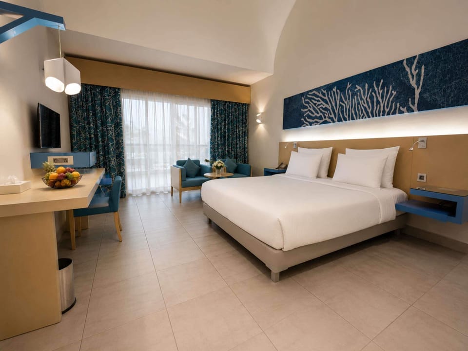 Classic Room -Queen Bed- Garden View | Free minibar items, in-room safe, desk, iron/ironing board
