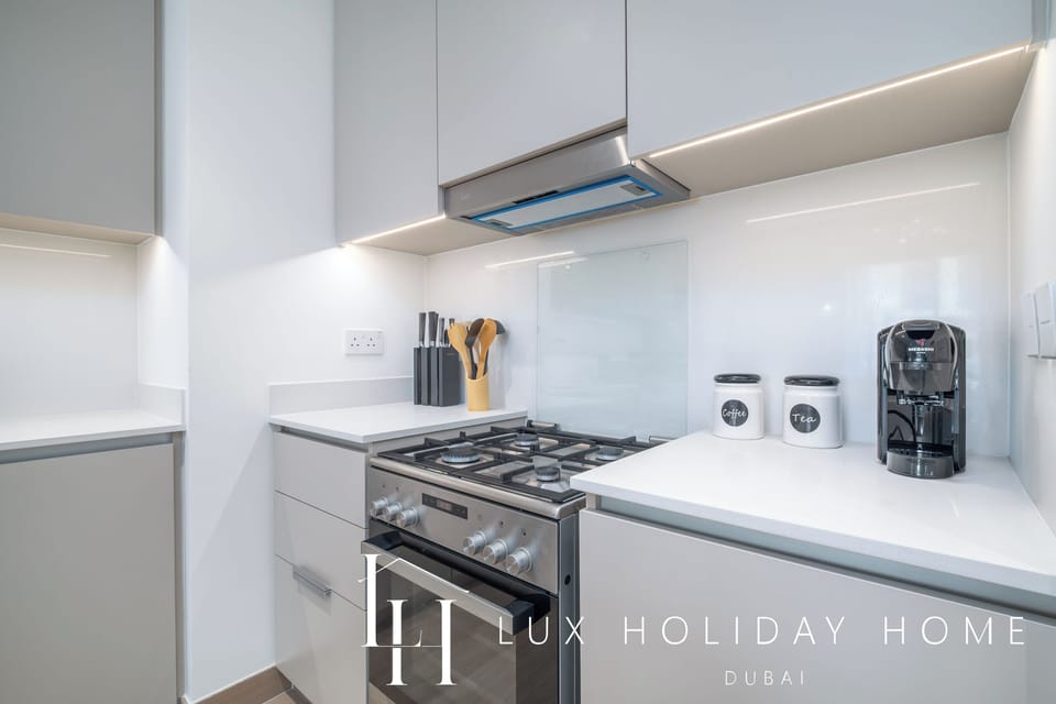 Apartment, Balcony, Pool View | Private kitchen | Electric kettle, toaster