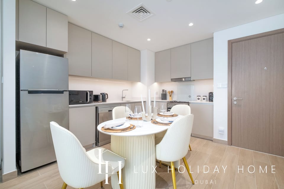 Apartment, Balcony, Pool View | Private kitchen | Electric kettle, toaster