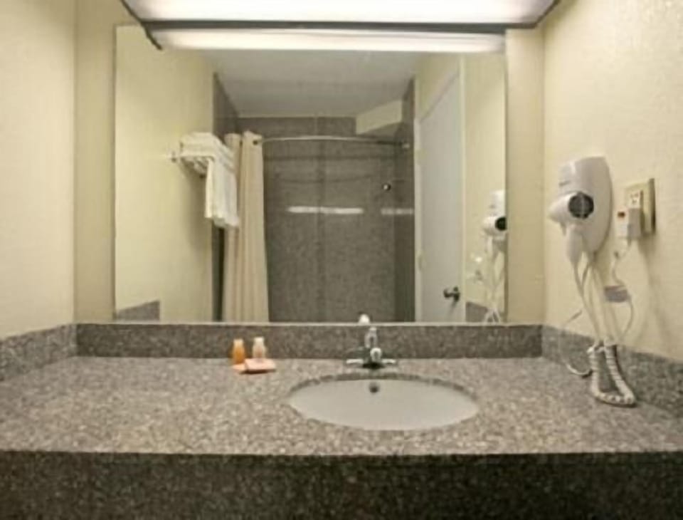 Combined shower/tub, towels