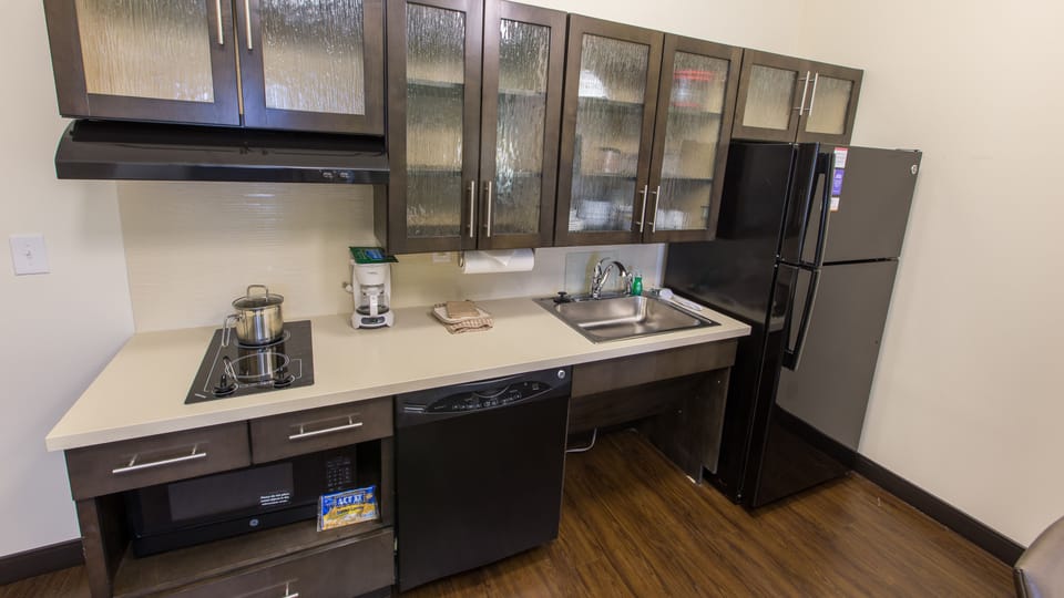 Coffee/tea maker, full-size fridge, microwave, stovetop