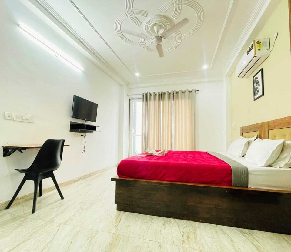 In-room safe, desk, laptop workspace, soundproofing