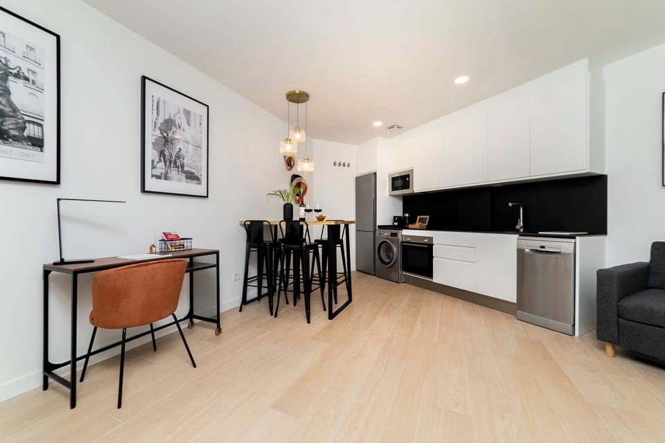 Full-size fridge, microwave, oven, stovetop