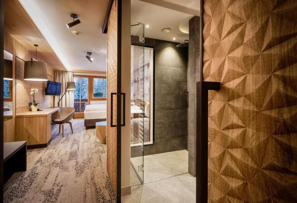 Minibar, in-room safe, cribs/infant beds, free WiFi