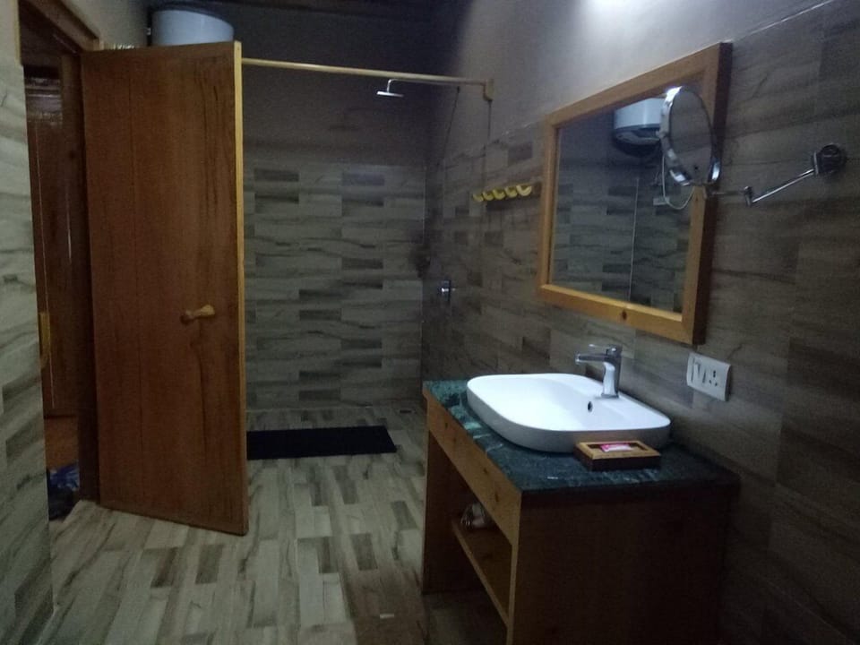 Standard Double or Twin Room, Valley View | Bathroom | Shower, hair dryer, slippers, towels