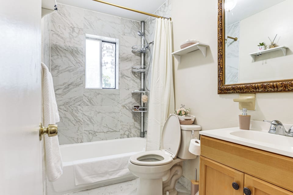 2 Mi to The Marketplace: Spring Valley Apartment Apartment in Spring Valley
