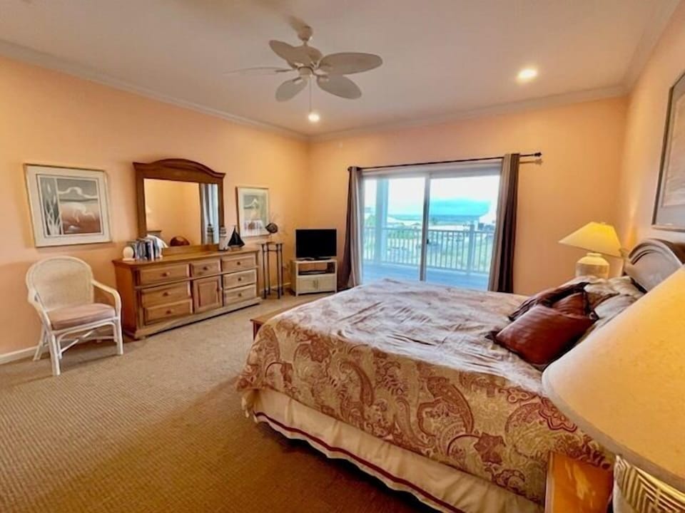 2nd floor king room, ensuite bathroom, deck access