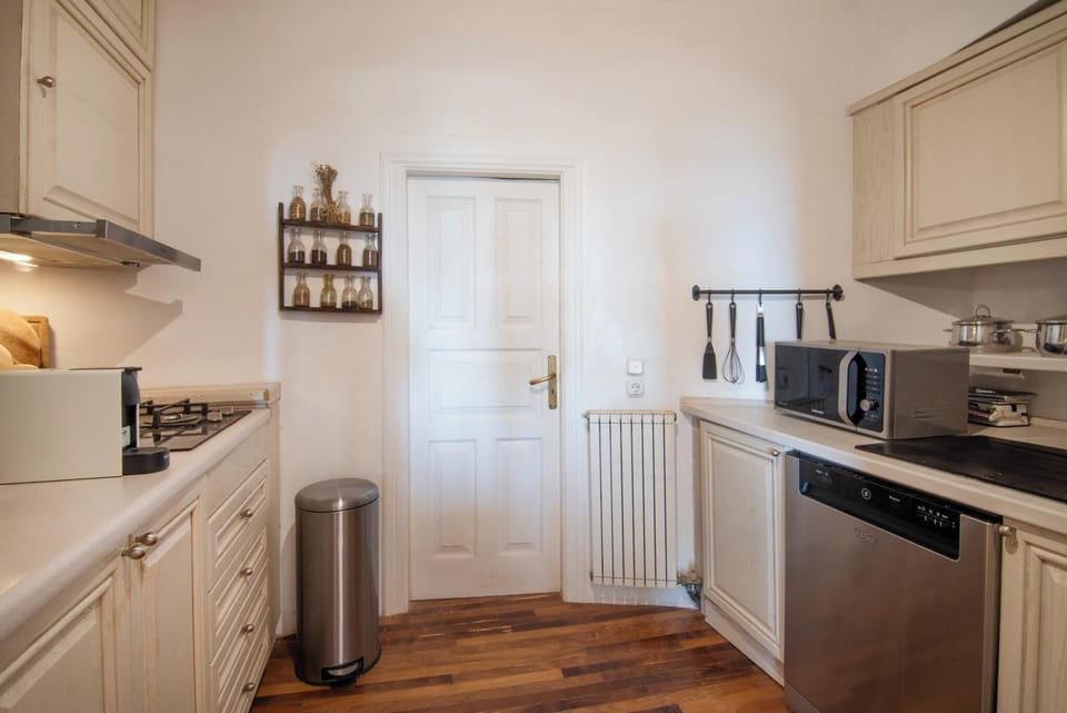 Classic Villa, Mountain View | Private kitchen | Full-size fridge, microwave, oven, stovetop