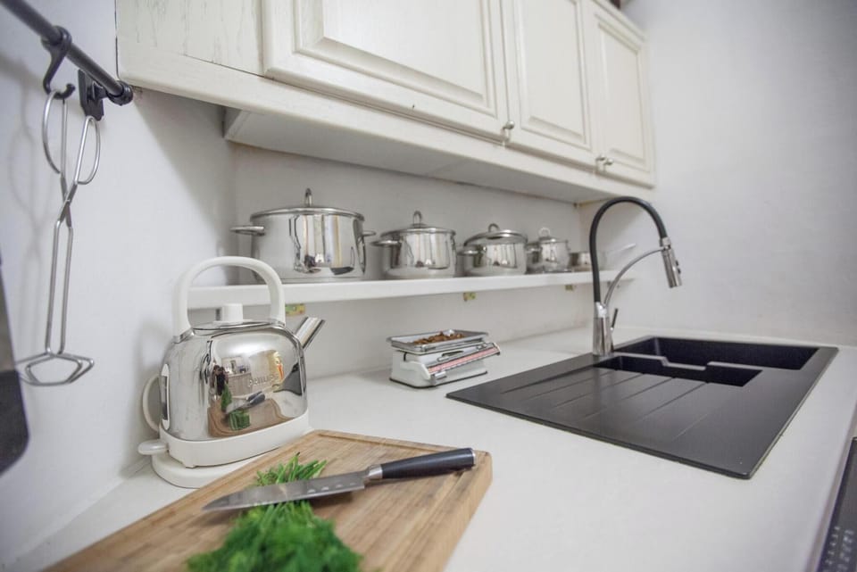 Classic Villa, Mountain View | Private kitchen | Full-size fridge, microwave, oven, stovetop