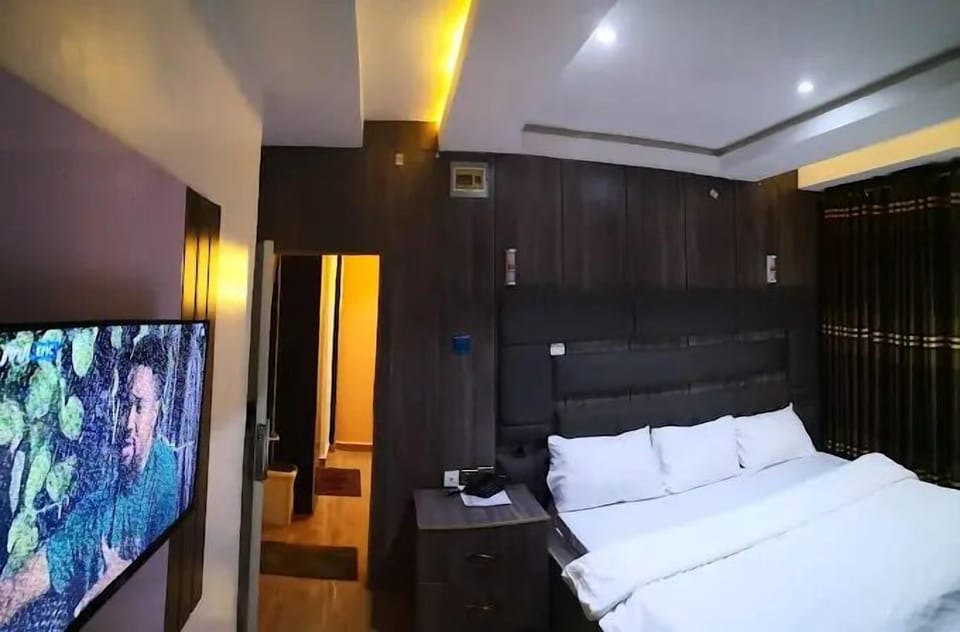 Deluxe Room, Balcony, City View | Desk, laptop workspace, blackout drapes, soundproofing