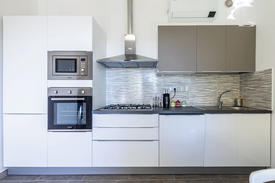 Apartment, 1 Bedroom, Sea View | Private kitchen | Fridge, microwave, oven, stovetop