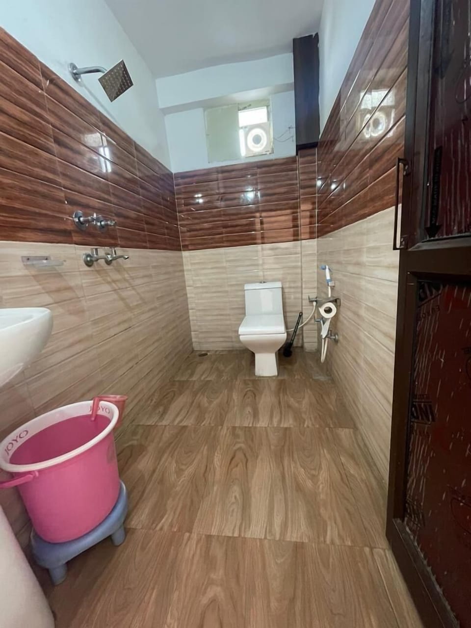 Shower, soap, shampoo, toilet paper