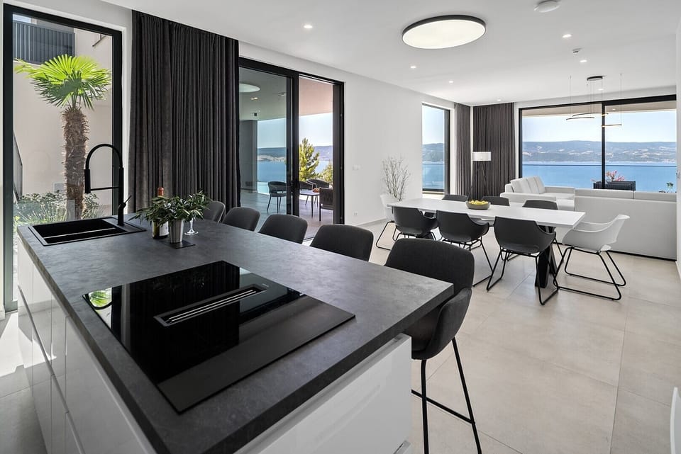 Kitchen island with 5 chairs, the perfect place to drink your morning coffee
