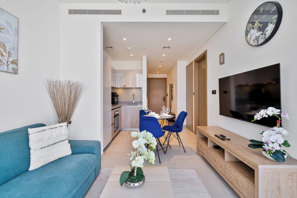 Exclusive Apartment, Balcony, City View | Living room | 55-inch Smart TV with digital channels