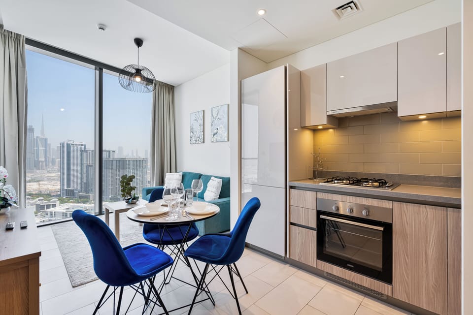 Exclusive Apartment, Balcony, City View | In-room dining