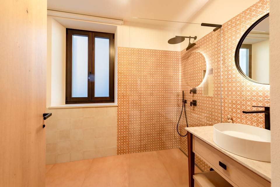 Washbasin with mirror