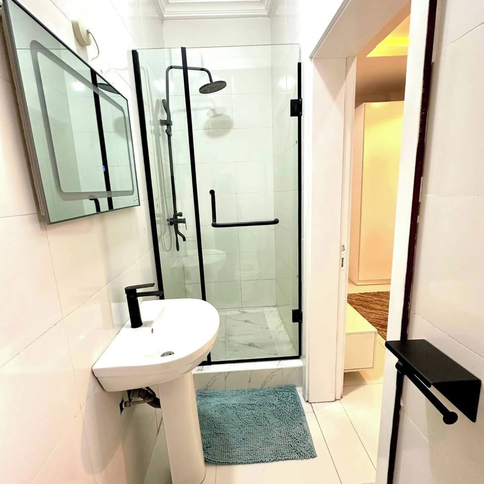Deluxe Room, Balcony, City View | Bathroom | Free toiletries, hair dryer, towels, soap