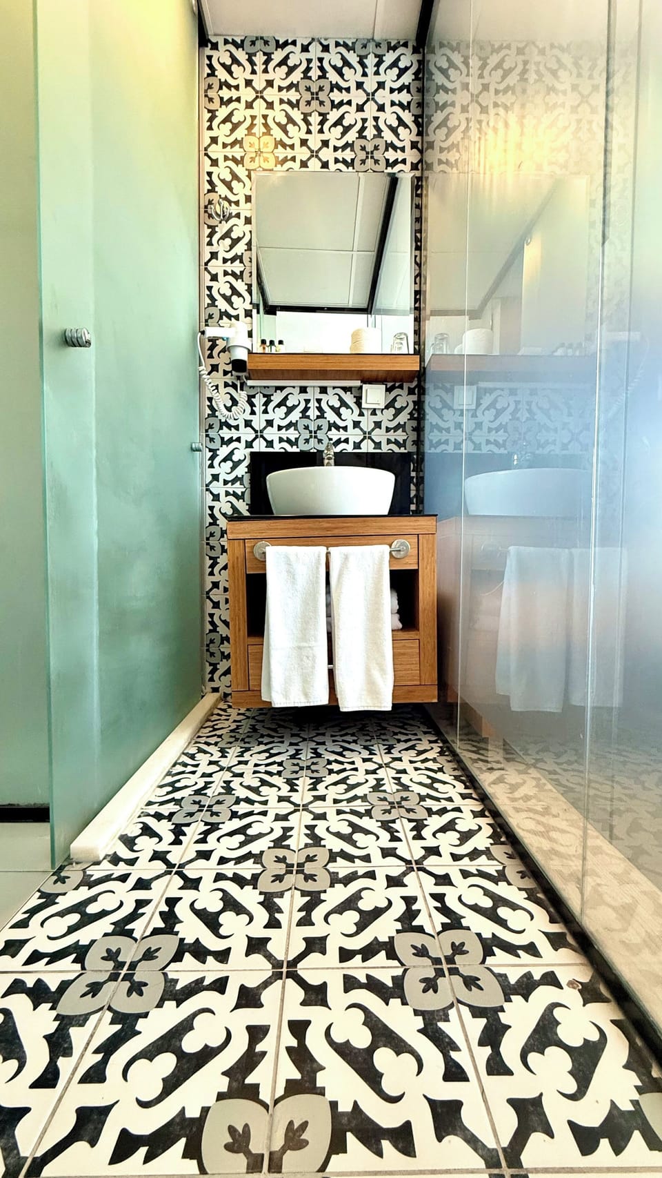 Twin Room | Bathroom | Shower, free toiletries, hair dryer, slippers