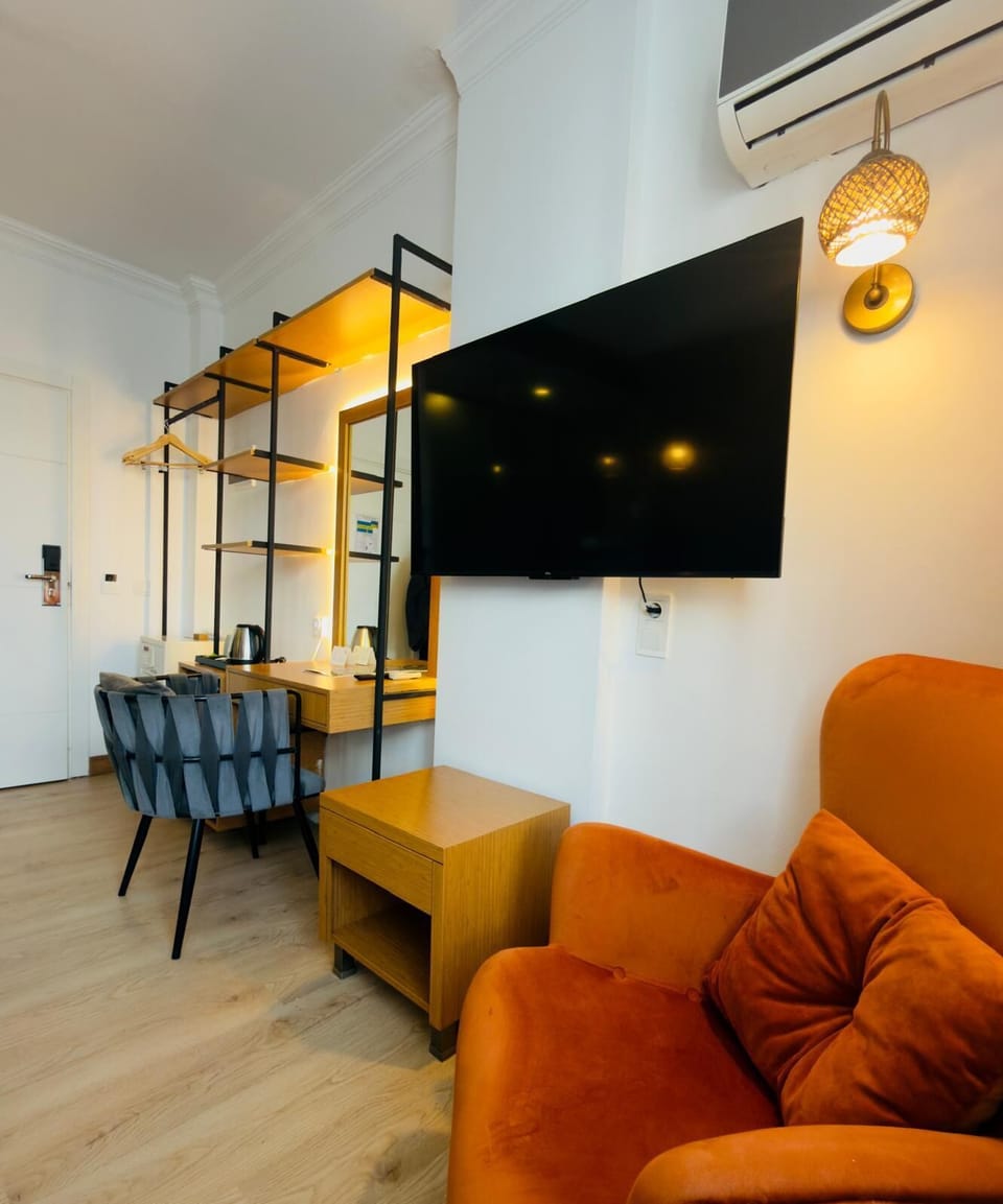 Comfort Double Room | In-room safe, desk, laptop workspace, blackout drapes