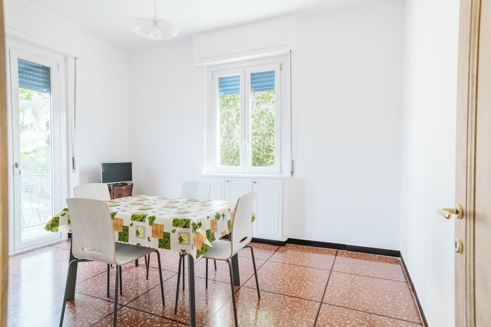 Apartment, 1 Bedroom, Smoking, Balcony | Dining room