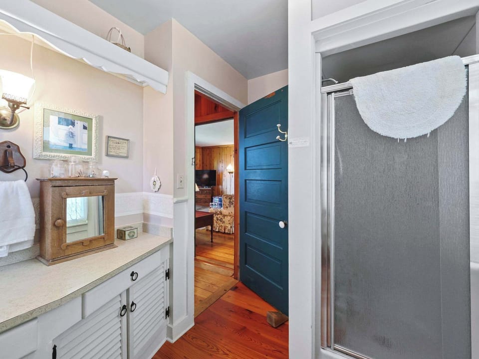 Main Floor Full Bath