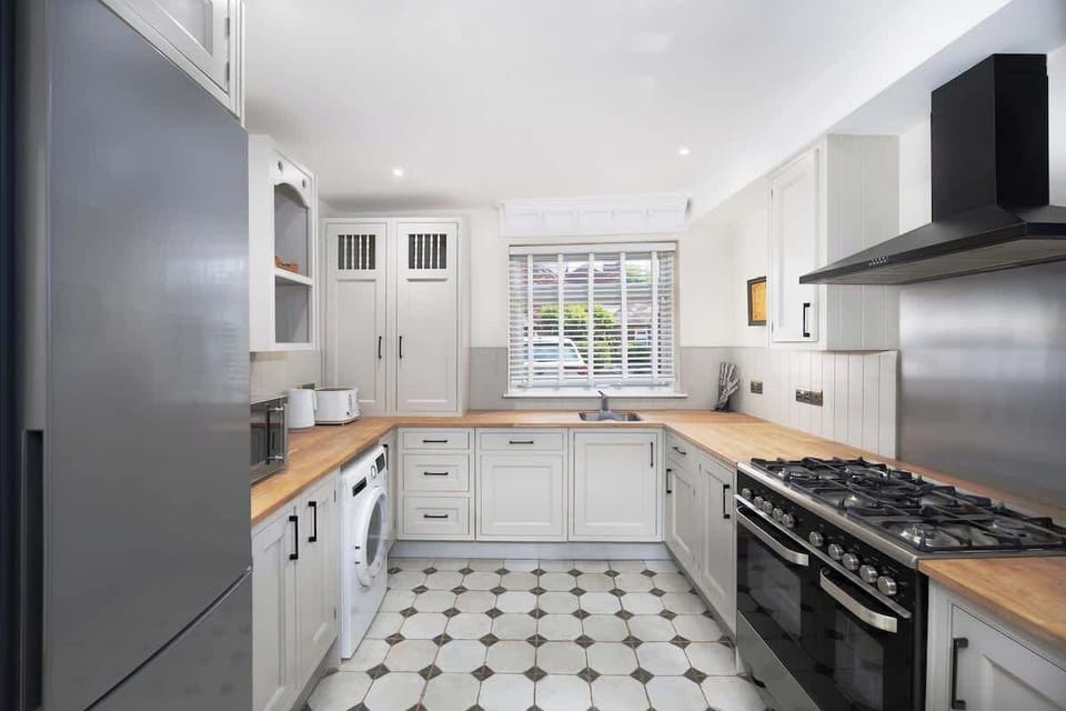 Cook, dine, and feel right at home in this clean kitchen, complete with modern appliances and ample space.