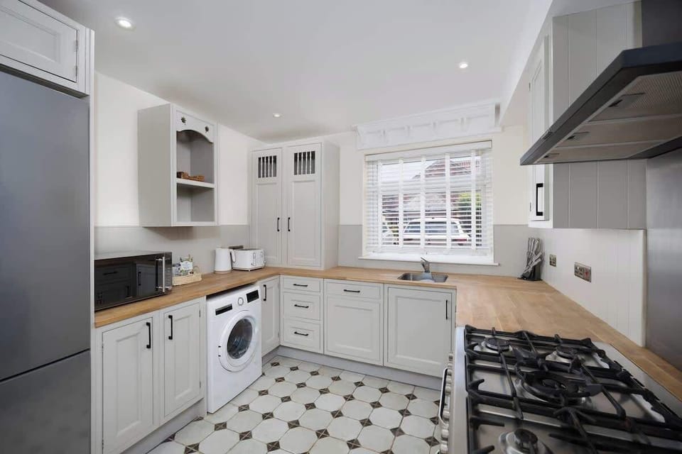 Cook, dine, and feel right at home in this clean kitchen, complete with modern appliances and ample space.