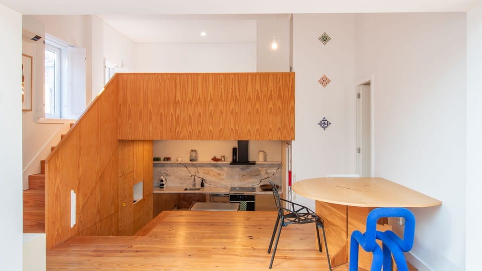 Stylish split-level kitchen and dining area featuring sleek wood finishes and marble counters.
#DesignApartment #ScandinavianVibes #MarbleKitchen #LovelyStay