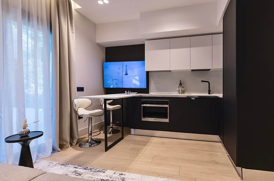 Fully equipped kitchen with Dining Area