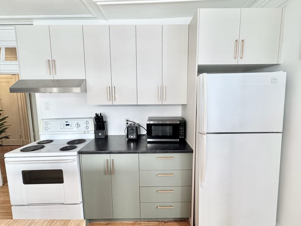 Profitez d’une cuisine fraîchement rénovée, entièrement équipée avec réfrigérateur, four, micro-ondes et grille-pain, idéale pour préparer vos repas en toute simplicité.