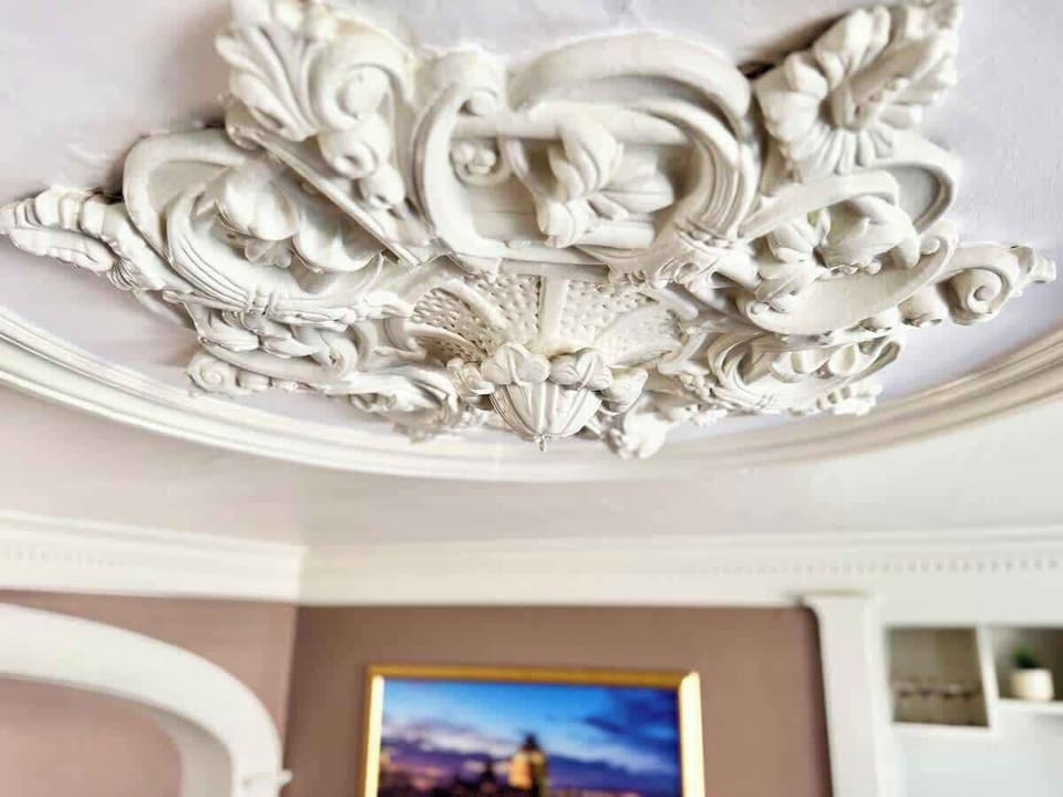 Les superbes détails du plafond complètent le mobilier luxueux pour une escapade élégante !