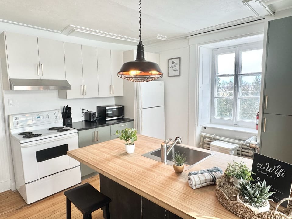 Cuisinez et partagez de bons moments dans cette cuisine rénovée, lumineuse et bien équipée, parfaite pour des repas maison sans compromis.