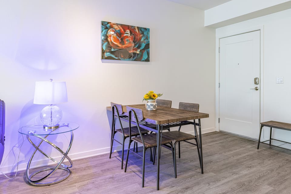2BR Apt on Gordon St Hollywood - No Pool/Gym | Living area | 40-inch LCD TV with digital channels, TV, Netflix