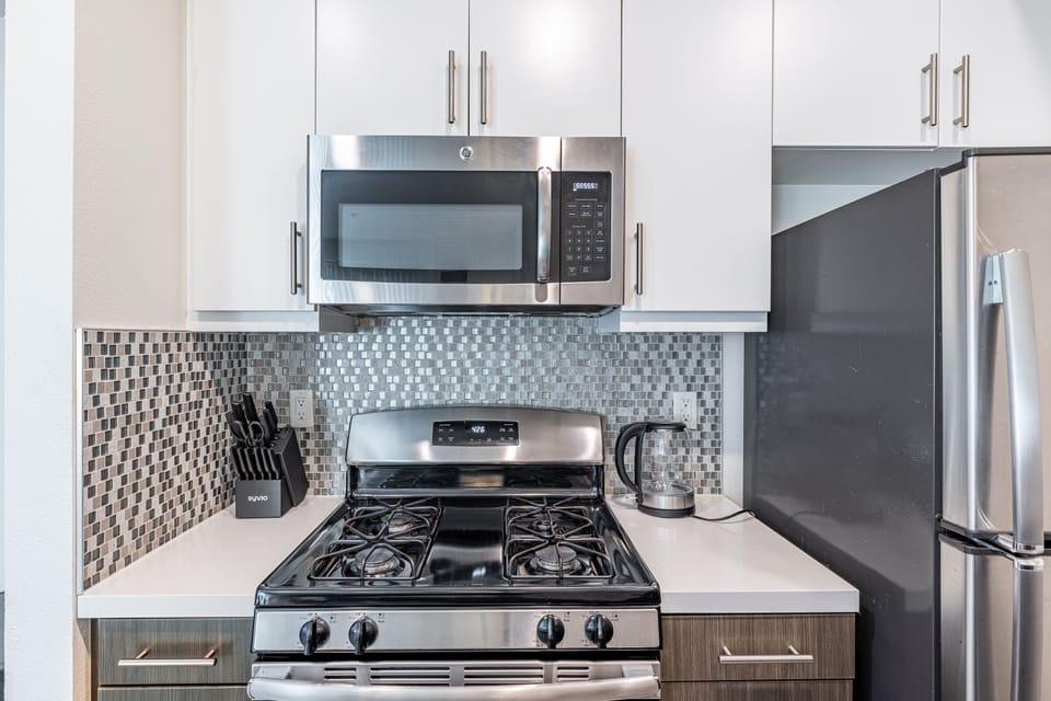 2BR Apt on Gordon St Hollywood - No Pool/Gym | Private kitchen | Fridge, microwave, oven, stovetop