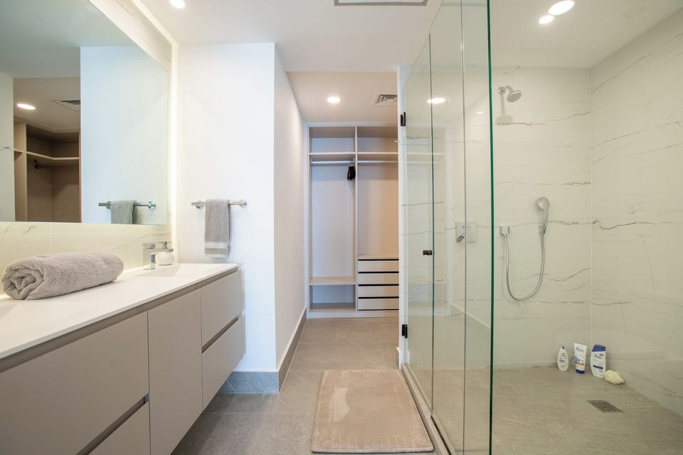 Deluxe Apartment, Beach View | Bathroom | Shower, free toiletries, hair dryer, towels