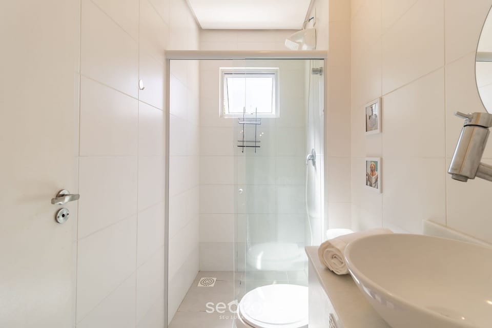 Basic Apartment | Bathroom | Shower