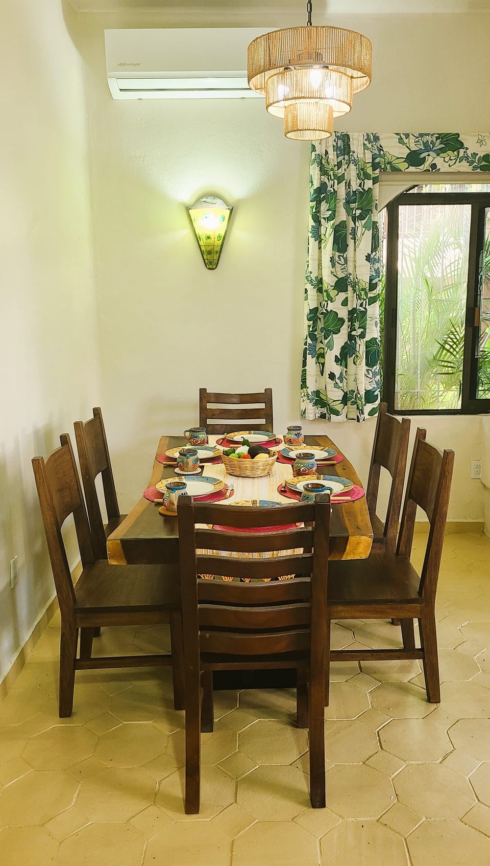 Dining table made of Parota wood for 6 people and A/C 