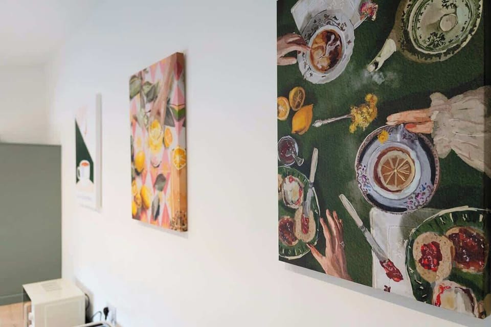 Functional and well-equipped kitchen featuring an oven, fridge, washer & dryer, and a full cookware collection. Everything you need is on hand for a convenient and enjoyable stay.