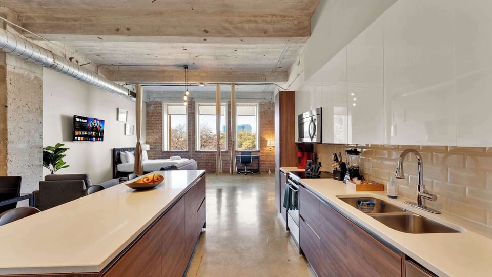 Urban Loft: Chic decor meets urban charm with stunning views and modern amenities!