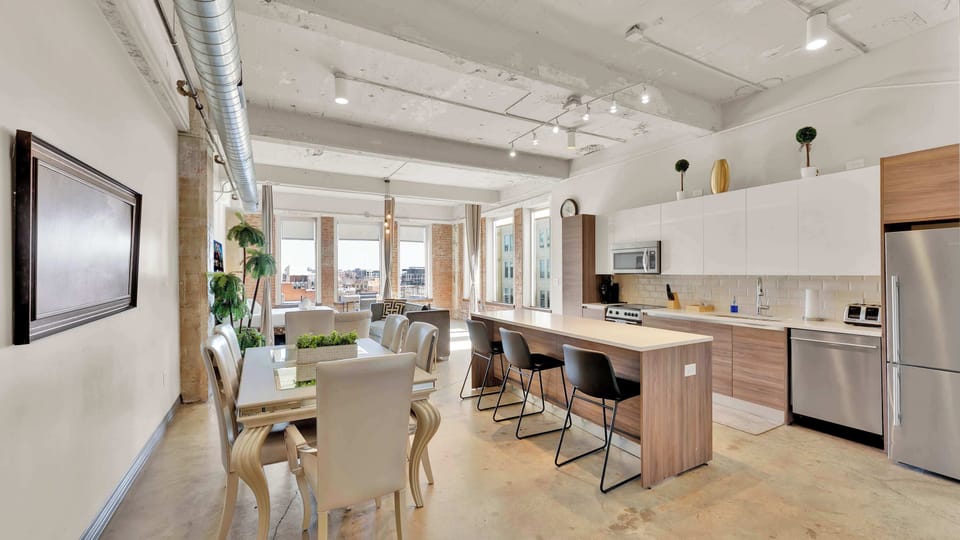Kitchen & Dining: Modern open layout with city views - perfect for culinary adventures and gatherings!