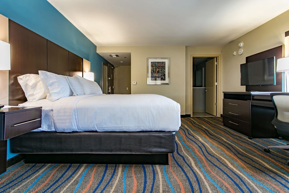 Hypo-allergenic bedding available, in-room safe, desk, laptop workspace