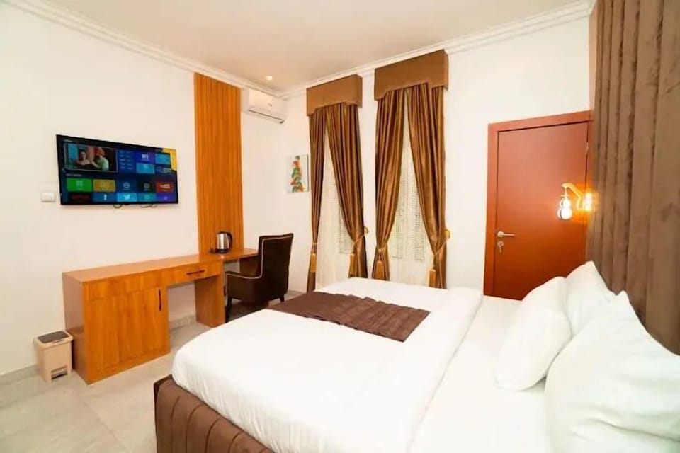 Comfort Room, Balcony, City View | Desk, laptop workspace, blackout drapes, soundproofing
