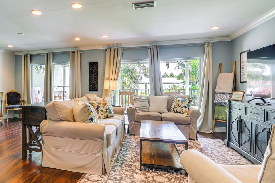 Living Room | Smart TV | Books/Board Games